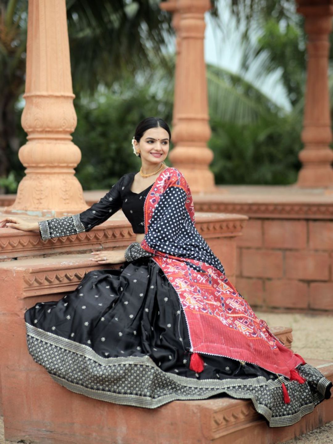 Embroidered, Resham and Zari Work Banarasi Lehenga Choli Online Black and Pink  Lehenga Choli| lovelyweddingmall.com